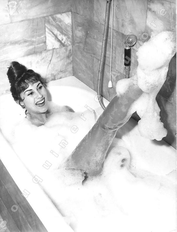 Jolie blonde dans son bain moussant.Photographie originale en tirage argentique.. Fonds de la célèbre revue de Charme "Paris-Hollywood" - René ...