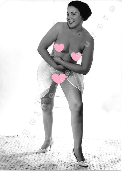 Brune nue.Photographie originale en tirage argentique.. Fonds de la c&eacute;l&egrave;bre revue de Charme "Paris-Hollywood" - Johannes FLECK.