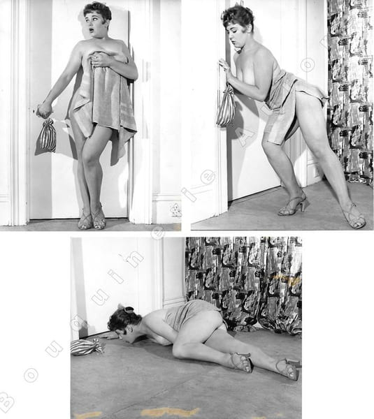 Tr&egrave;s jolie pin-up nue sous sa serviette.3 Photographies originales en tirage argentique.. Fonds de la c&eacute;l&egrave;bre revue de Charme "Paris-Hollywood" - ...