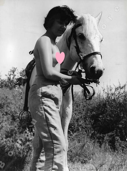 Jolie brune aux seins nus avec un cheval.Photographie originale en tirage argentique.. Fonds de la c&eacute;l&egrave;bre revue de Charme "Paris-Hollywood" - Atelier ...