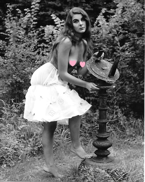 Jolie brune en jupe et seins nus dans la nature.Photographie originale en tirage argentique.. Fonds de la c&eacute;l&egrave;bre revue de Charme "Paris-Hollywood" - ...