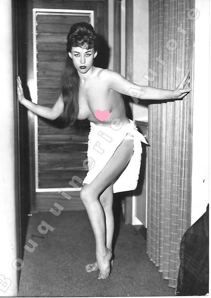 Jolie brune aux seins nus , une serviette nou&eacute;e &agrave; sa taille.Photographie originale en tirage argentique.. Fonds de la c&eacute;l&egrave;bre revue de Charme ...