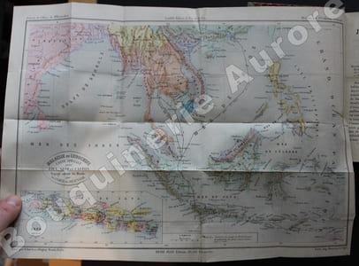Voyage autour du monde Java - Siam - Canton. Ouvrage enrichi d'une grande carte spéciale et de quatorze gravures-photographies par Deschamps. Sixième édition.