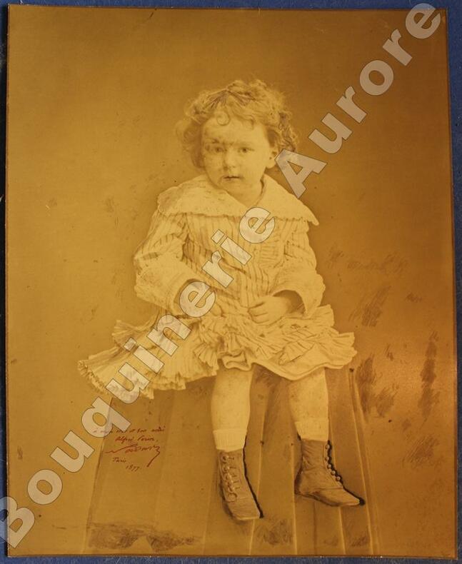 Photographie d'un jeune enfant en robe assis sur une sellette.. --Rare très grand format avec bel envoi autographe signé de Nadar--NADAR (Félix ...