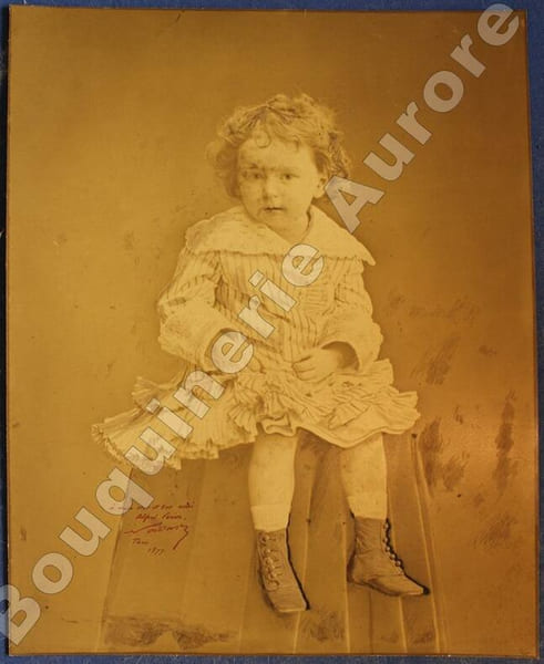 Photographie d'un jeune enfant en robe assis sur une sellette.. --Rare tr&egrave;s grand format avec bel envoi autographe sign&eacute; de Nadar--NADAR (F&eacute;lix ...