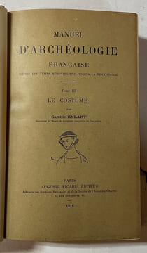 Manuel d'archéologie française depuis les temps mérovingiens jusqu'à la Renaissance. Tome 3, Le Costume / par Camille Enlard.... ENLARD, Camille