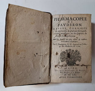 Pharmacopée de Bauderon. Reveue, corrigee & augmentée de plusieurs compositions necessaires ; & des facultez de chaque composition. Avec un Traicté des plus usitez & célèbres médicamens chymiques. Par G. Sauvageon. D. M. aggregé au Collège des médecins de Lion [ensemble] Traicté des eaux distillées qu'un apothicaire doit tenir en sa boutique, faict par Laurens Catelan,... 
