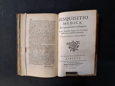 Consultation sur une naissance tardive pour servir de réponse 1°. A deux é crits de M. Le Bas, chirurgien de Paris, l'un intitulé : Question importante, l'autre : Nouvelles observations ; 2°. A une Consultation de M. Bertin ; 3°. A une autre de M. Petit, tous deux de l'Académie royale des sciences, & docteurs-régents de la Faculté de médecine de Paris [suivi de] Disquisitio medica, de ea quae undecimo mense peperit, in qua sententia Hippocratis de summo gestationis termino examinatur, a Joanne Tardino,...