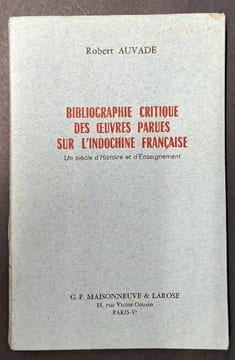 Bibliographie critique des oeuvres parues sur l’Indochine française : un siècle d’histoire et d’enseignement. [Indochinefrançaise] AUVADE, Robert