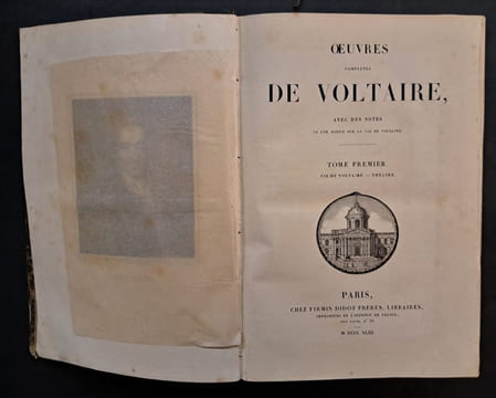 Oeuvres complètes de Voltaire avec des notes et une notice sur la vie de Voltaire. Ornée de 50 gravures [13 volumes]. VOLTAIRE