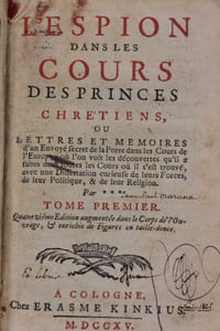 L' Espion dans les cours des Princes chrétiens ou Lettres et mémoires d'un envoyé secret de la Porte dans les Cours de l'Europe, où l'on voit les découvertes qu'il a faites dans toutes les Cours où il s'est trouvé, avec une dissertation curieuse de leurs forces, politique & religion. Par ***. Quatorzième édition augmentée dans le corps de l'ouvrage, enrichie de figures en taille-douce