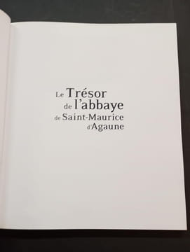 Le Trésor de l'abbaye de Saint-Maurice d'Agaune. Elisabeth Antoine-König, Pierre-Alain Mariaux, Marie-Cécile Bardoz, Joseph Roduit (Préface), Jannic ...
