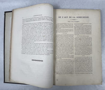 Modèles de Serrurerie, choisis parmi ce que Paris offre de plus remarquable... accompagnés des détails qui doivent en faciliter l'exécution et suivis d'un Abrégé de l'art du serrurier... le tout accompagné d'exmples gravés géométriquement... d'après les descriptions de MM. Bury,... et Hoyau,... - Hocquart, Modèles de grilles, portes, rampes, balcons. Divers fragments de serrurerie [2 volumes en 1]