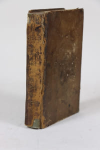 Collection des chefs-d'oeuvre de l'architecture des différens peuples, exécutés en modèles, sous la direction de L.-F. Cassas [à la suite]  Considérations sur l'état des beaux-arts à Paris, particulièrement sur celui de l'architecture, et sur la nécessité d'y élever plusieurs monumens importans, par C.-A. Guillaumot [à la suite] De l'État actuel des arts à Genève, par T. C. Bruun-Neergaard [à la suite] Essai sur les moyens de determiner ce qui constitue la beaute essentielle dans l'architecture. Par C.A. Guillaumot  [à la suite] Projet d’achèvement de l’Eglise de la Madeleine suivant sa première destination, par L. Vaudoyer  [à la suite] Notice sur le modèlre du monument Choragique de Lysicrates, vulgairement connu sous le nom de Lanterne de Démosthène à Athènes  [à la suite]  Dissertation sur l'ancienne inscription de la Maison-Carrée de Nismes, Par M. Seguier, de l'Académie Royale de Nismes... Nouvelle Édition [à la suite]  Le Tableau des Sabines exposé publiquement au Palais national des sciences et des arts, salle de la ci-devant Académie d'architecture par le Cen David,...  [à la suite] Exposition de trois tableaux dans une des salles du Palais national... par le Cen Regnault,
