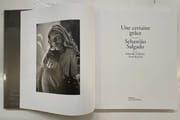 Une certaine grâce. Photographie de Sebastião Salgado ; textes de Eduardo Galeano et Fred Ritchin ; [trad. de l'espagnol par Quena Paris-Horvitz et de l'américain par Ghislaine Tamisier-Roux] par SALGADO, Sebastião - Image 3