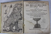 Famiani Stradae romani esocietate iesu de bello Belgico decades duae ab excessu Caroli V. imp., usque ad initia praefectre Alexandri Farnesii Parmae placentiaeque ducis III ad annum 1678 ["sic" pour 1590], Continuatae cum figuris eneis et imaginibus ad vivum expressis nec non iconibus reliquorum in bello actorum & ad Historiam praecipue spectantium denuo de novo correctiores & auctiores excussae. par STRADA (Famiano, sj.) - Image 2