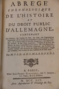 Abrégé chronologique de l’histoire et du droit public d’Allemagne contenant les guerres, les traîtés de paix, les loix, les capitulations Impériales, & les recès qui composent le droit public de l'Empire : on y trouve aussi la suite des Empereurs, des électeurs, des princes, & des villes Impériales; l'origine & la suite des diètes, de leurs commissaires principaux, des vicechanceliers, des grands-juges de la chambre Impériale, des présidents du conseil aulique, des savans & des illustres d'Allemagne, rangés par colonnes, avec la date de leur naissance & de leur mort. par PFEFFEL (Christian-Frédéric de) - Image 2