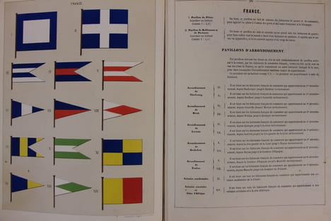 Album des pavillons, guidons, flammes de toutes les puissances maritimes publié sous le ministère de S. E. l’Amiral Hamelin, Secrétaire d’état du ...