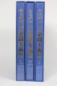 Chefs d'oeuvre de l'impression sur étoffes, Mulhouse [3 volumes]. Publication dirigée par Jacqueline Thomé-Jacqué conservateur du Musée de l’Impression sur étoffes, Mulhouse avec la collaboration de Véronique de Bruignac conservateur-adjoint du Musée. Rédacteur responsable : Takahiko Sano
