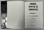 Mind, Myth & Magick [2 volumes]. Illustrations de Kelly Lyles d’après les photographies de T. A. Waters et Debbie Murray. Traduction française de ...