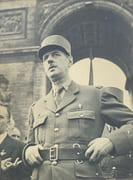 Le général de Gaulle, 26 août 1944. Photographie en noir et blanc, tirage argentique d’époque (24/17,5 cm).  par AGENCE PRESSE LIBÉRATION F. F. I. 