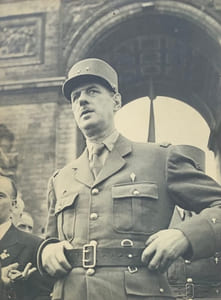 Le général de Gaulle, 26 août 1944. Photographie en noir et blanc, tirage argentique d’époque (24/17,5 cm). 