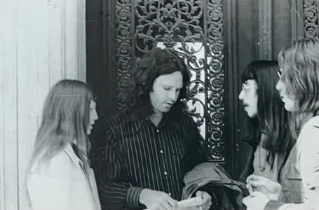 Jim Morrison, Pamela Courson, le journaliste musical Hervé Müller et Henri-Jean Enu.    