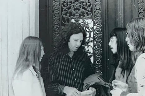 Jim Morrison, Pamela Courson, le journaliste musical Hervé Müller et Henri-Jean Enu.    . (COLLECTIF), ENU (Henri-Jean), YÉPRÉMIAN (Gilles). Revue ...