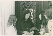 Jim Morrison, Pamela Courson, le journaliste musical Hervé Müller et Henri-Jean Enu.     par (COLLECTIF), ENU (Henri-Jean), YÉPRÉMIAN (Gilles). Revue Parapluie. - Image 2