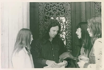 Jim Morrison, Pamela Courson, le journaliste musical Hervé Müller et Henri-Jean Enu.    