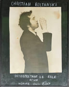 Christian Boltanski interprétant le rôle d’un homme qui boit.  par BOLTANSKI (Christian).