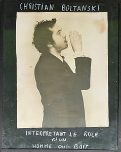 Christian Boltanski interprétant le rôle d’un homme qui boit.