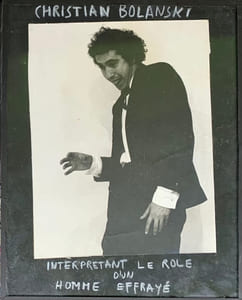 Christian Boltanski interprétant le rôle d’un homme effrayé. 