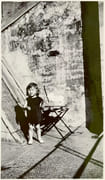Portrait de l’artiste enfant avec un jouet en bois.  par UBAC (Raul). - Image 1