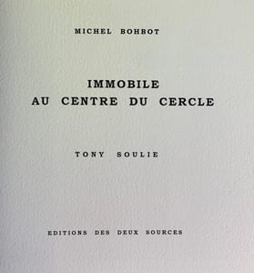 Immobile au centre du cercle. 