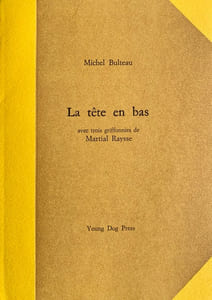 La tête en bas.