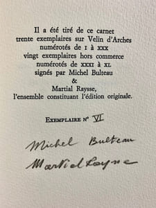 La tête en bas.