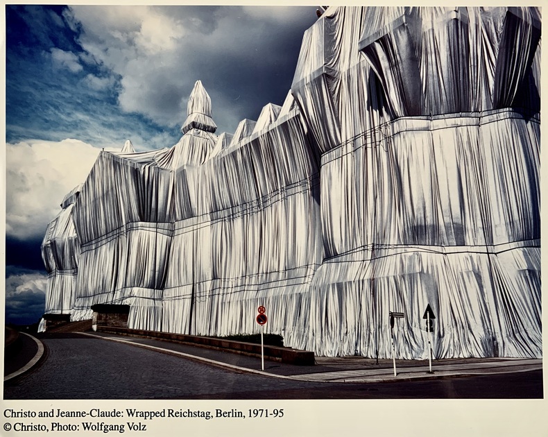 Wrapped Reichstag, Berlin 1971 - 1995.. CHRISTO & JEANNE-CLAUDE, VOLZ (Wolfgang).
