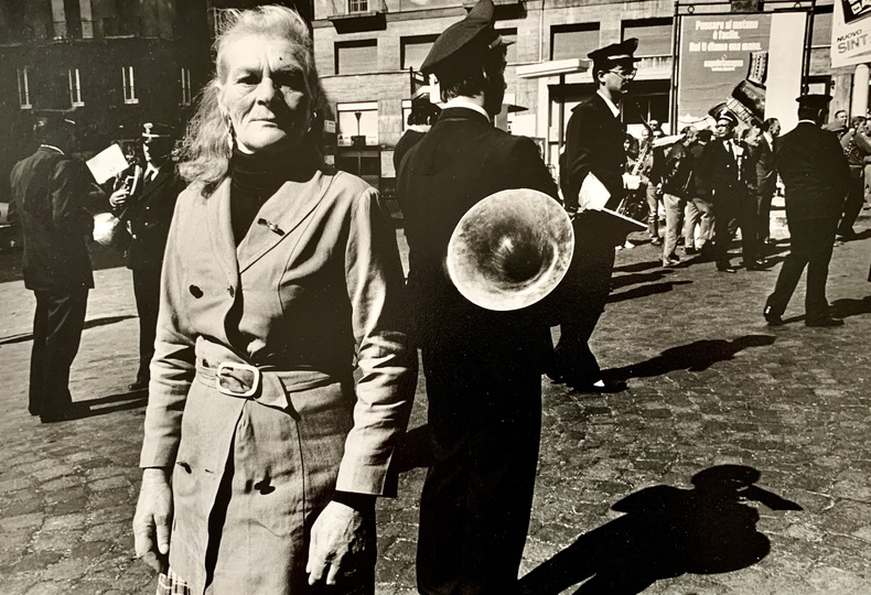 Femme au défilé militaire, Naples.. FAVREAU (Jean-Pierre).