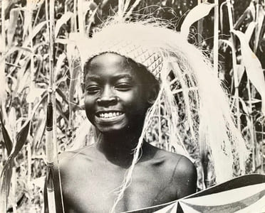 Visages et scènes de danse dans un village.