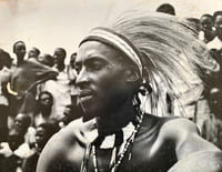 Visages et scènes de danse dans un village.