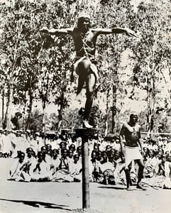 Visages et scènes de danse dans un village.