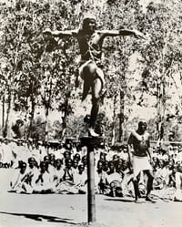 Visages et scènes de danse dans un village.