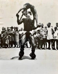 Visages et scènes de danse dans un village.