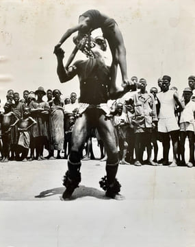 Visages et scènes de danse dans un village.. (AFRIQUE) ANONYME.