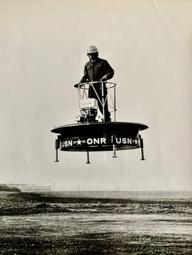 Test d’élévateur sur piste d’aviation.. (ANONYME). U. S. N./ O. N. R. (United States Navy/Office of Naval Research).