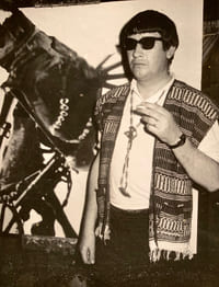 Claude Pélieu, portrait aux lunettes noires et au photomontage.