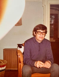 Claude Pélieu, portrait au chat et au flying saucer. 