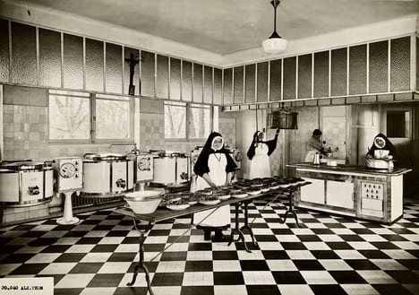 Réchauds et cuisinières Als.Thom. Religieuses à la préparation des tartes dans un réfectoire, vers 1950.. (ANONYME, PUBLICITÉ).