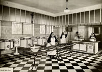 Réchauds et cuisinières Als.Thom. Religieuses à la préparation des tartes dans un réfectoire, vers 1950.